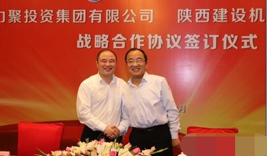 近日，陜建機(jī)械與安徽力聚簽訂戰(zhàn)略合作協(xié)議，陜建機(jī)械董事長楊宏軍，副總經(jīng)理、營銷總監(jiān)賀衛(wèi)東，安徽力聚投資集團(tuán)董事長宋執(zhí)壽，黨支部書記陳邦勤以及安徽潤路公司總經(jīng)理杜永龍等單位領(lǐng)導(dǎo)出席了會議